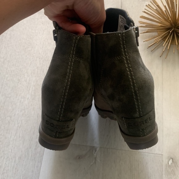 Sorel Joan of Arctic 2 tone sage olive green bootie Zips for easy on/off. Size 6 - Picture 3 of 9